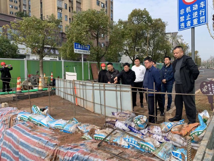 黃海周末調研慶豐北路、三清山大道雨污水管網(wǎng)改造等在建項目