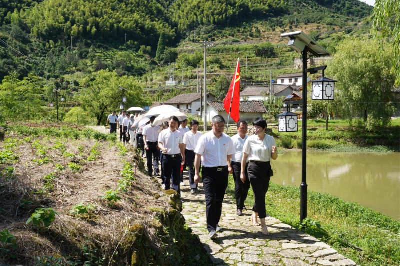 市城投集團機關(guān)一支部赴洋塘村開(kāi)展主題黨日活動(dòng)，黃海參加并講授黨課